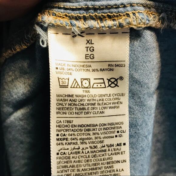 Old Navy Sleeveless Chambray Shift Dress - Picture 4 of 5